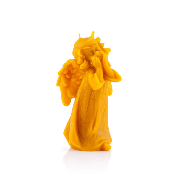 Veľký anjel s rukami na lícach