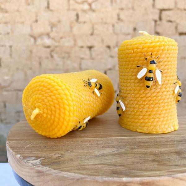 Malý stĺp so včelami